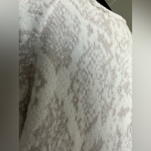 Women’s Express V-Neck Snake Skin Oversized Sweater-Size L - Picture 6 of 9